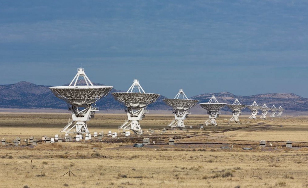 Радиосигналы пришельцев возникают в облаках газа у компактных объектов