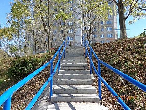 Жители владивостокского БАМа получили новую лестницу
