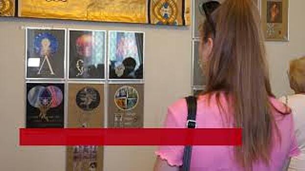 Разгадать послания и определить секретный код жизни через буквенный символ можно на выставке Александра Романенко