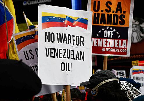 Сотни венесуэльцев устроили митинг у дворца президента и требуют вернуть Мадуро