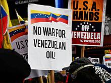 Сотни венесуэльцев устроили митинг у дворца президента и требуют вернуть Мадуро