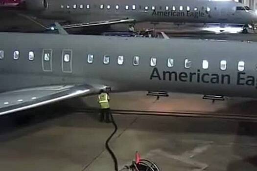 Сотрудник аэропорта разбрызгал топливо у самолета перед взлетом и попал на видео