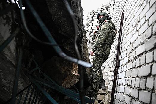 Российские бойцы вывели из города в зоне СВО месяцами прятавшихся в подвале мирных жителей