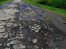 Разбитая дорога в «Березовую рощу» не увидит ремонта в этом году