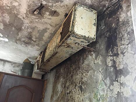Черные стены, протекающие трубы: дом в Серпуховском районе покрылся плесенью