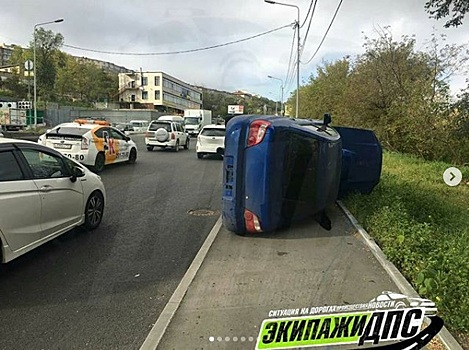 Во Владивостоке иномарка завалилась набок прямо на тротуаре