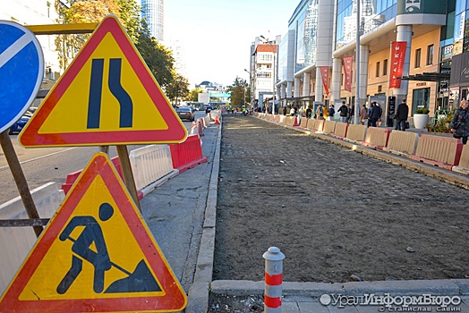 На улице Вайнера в Екатеринбурге прокладывают третью полосу для движения