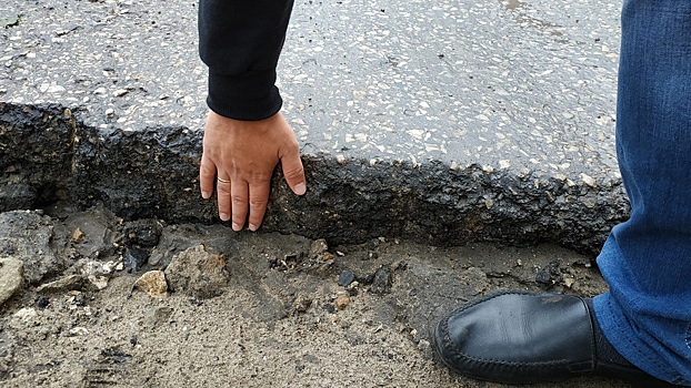 Автовладельцы жалуются на яму на Политехнической