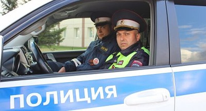 Сотрудники ДПС Красноярского края помогли водителю в сложной ситуации на трассе