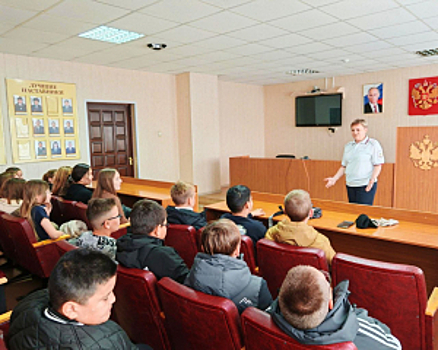 Полицейские Оренбургской области учат школьников противостоять наркотикам и уважать закон