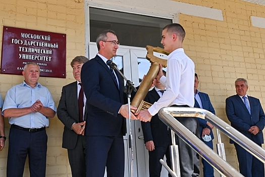 Владислав Шапша вручил первокурсникам «бауманки» символический ключ знаний