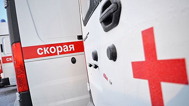 В Петербурге подростки избили школьницу в подъезде