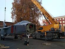 В сквере у НГТУ установили легендарный фронтовой бомбардировщик Су-24
