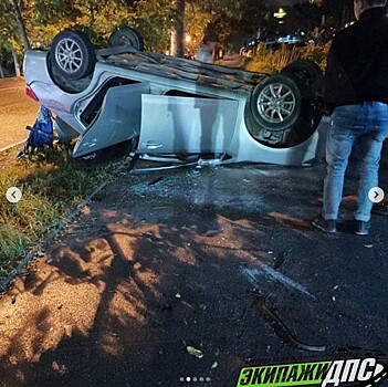 Во Владивостоке автомобиль снёс цветочный ларёк и перевернулся на крышу