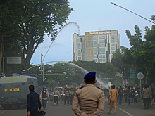 Вспыхнули протесты против привилегий для депутатов парламента и "коррумпированной элиты"