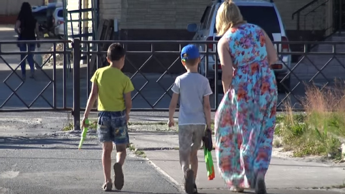 Дети уходят с незнакомцем: видеоэксперимент в Муравленко