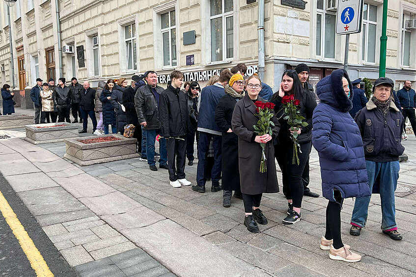 Очередь на церемонию прощания с лидером ЛДПР Владимиром Жириновским в Колонном зале Дома союзов в Москве, 8 апреля 2022 года