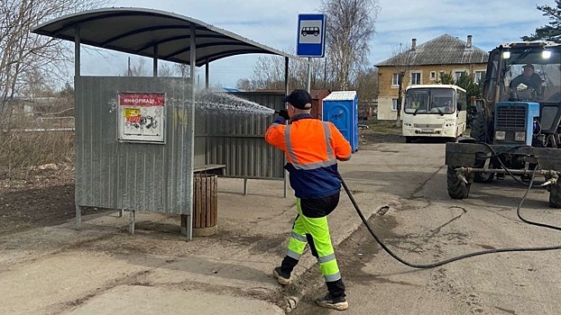 В Вологде продолжают мыть остановки общественного транспорта