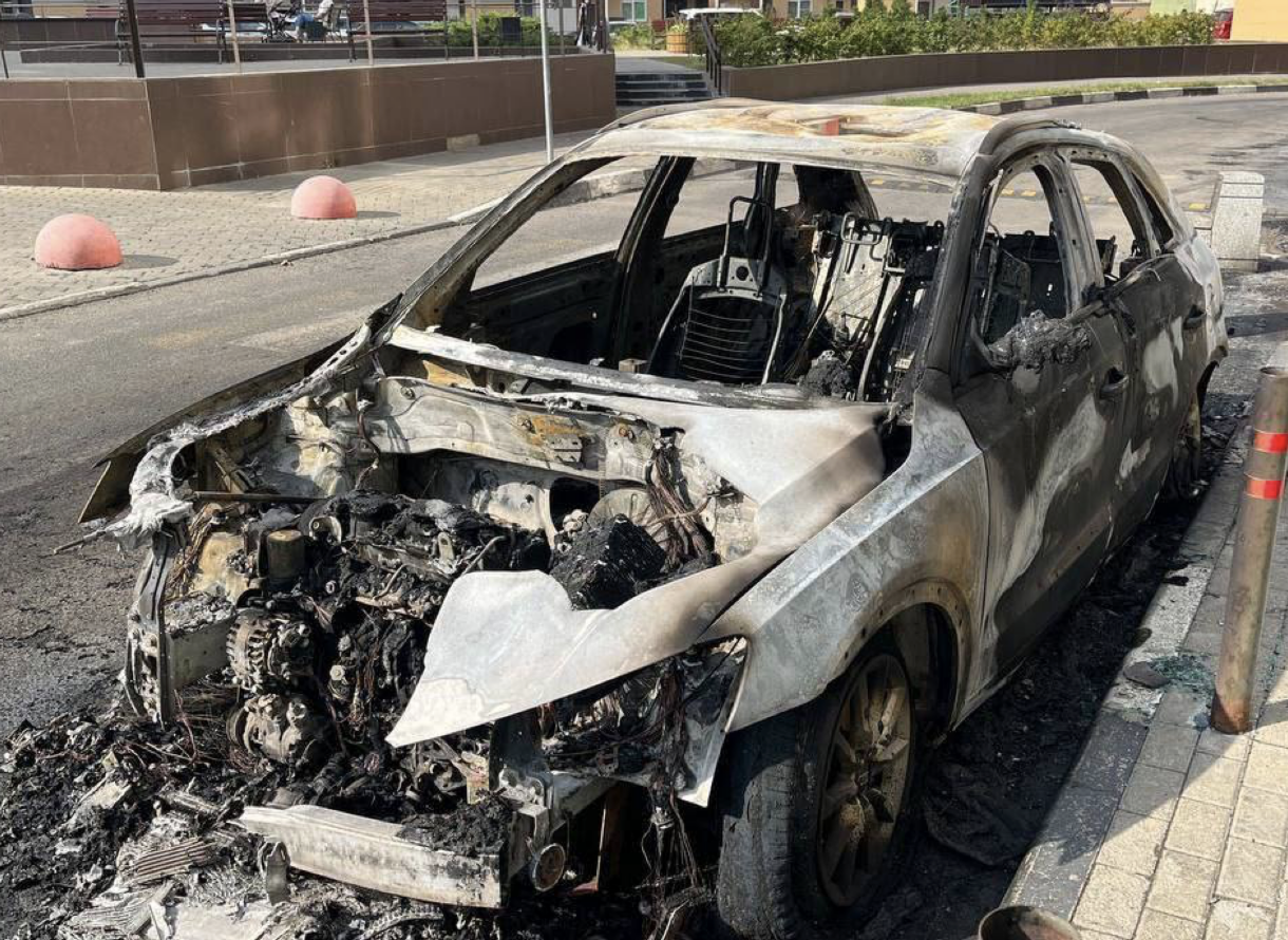 Подростки подожгли машину у дома в Москве