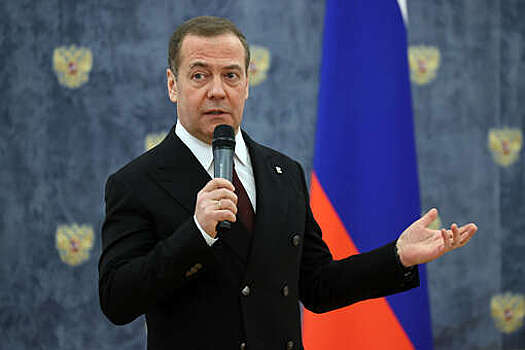 Медведев на совещании ВПК прокомментировал цитату Сталина, помещенную в рамку