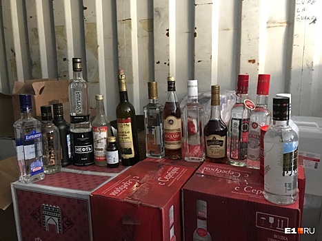 Полицейские нашли в гаражах рядом с КОРом тысячи бутылок подозрительного алкоголя