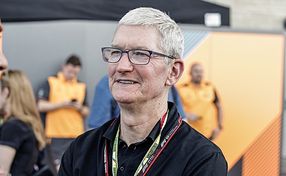 Главе Apple Тиму Куку срезали зарплату на 40%