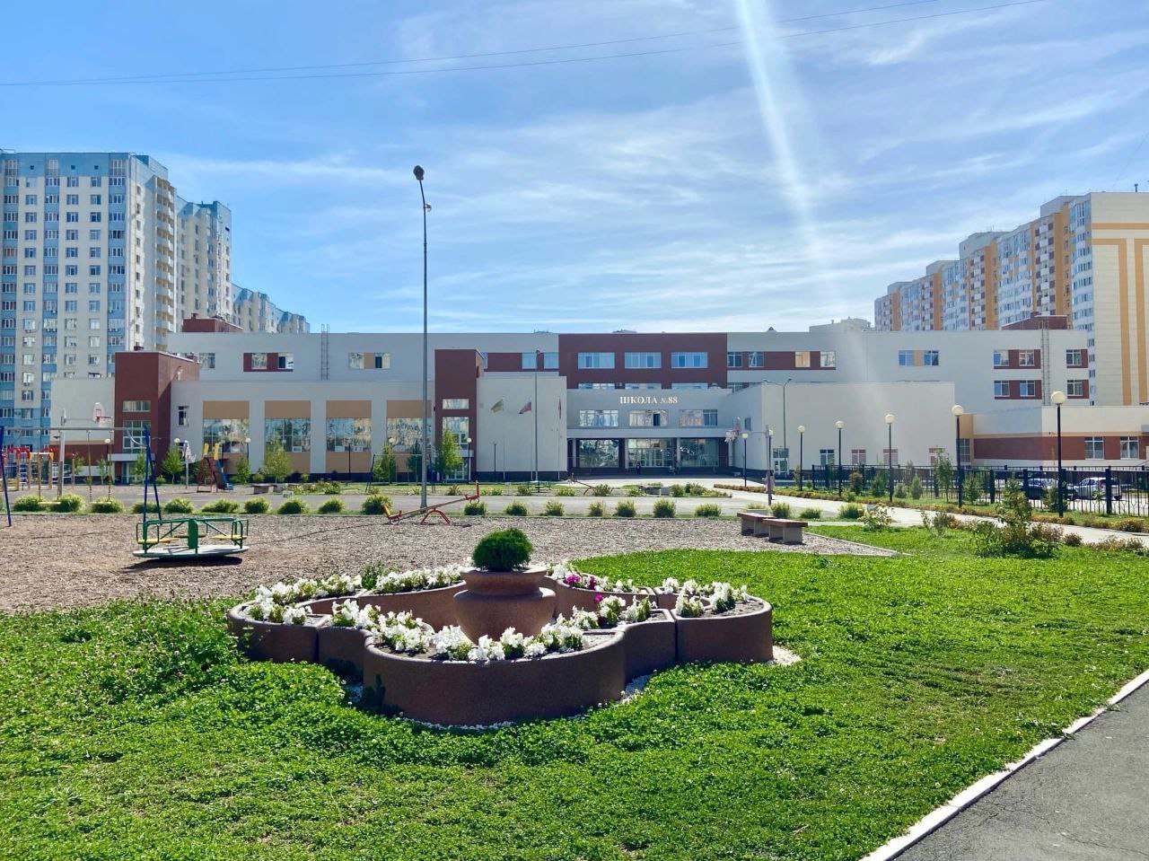 В Оренбурге школьные дворы украсили цветами