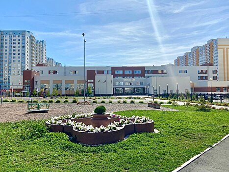 В Оренбурге школьные дворы украсили цветами