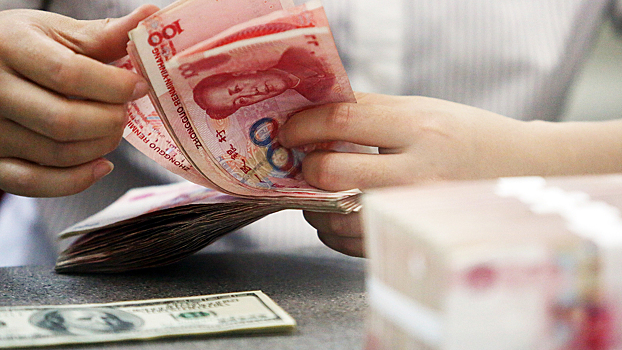 Названы причины роста объема торгов юанем в России