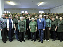 Председатель Заксобрания Людмила Бабушкина вручила почетные знаки активисткам волонтерского центра «Светелка» в Камышлове за активную помощь фронту