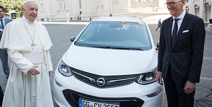 Opel подарил папе римскому электрокар