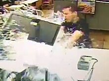 Видео: разъяренный из-за неправильного заказа клиент разбил аквариум в ресторане