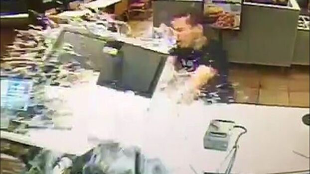 Видео: разъяренный из-за неправильного заказа клиент разбил аквариум в ресторане
