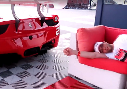 Видео: как из гоночного Ferrari сделали будильник