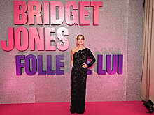 Актриса Рене Зеллвегер вышла на публику в полупрозрачном кружевном платье