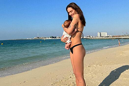 Жена футболиста Смолова показала фигуру в бикини после родов