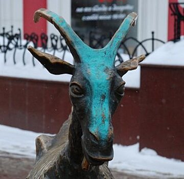 Скульптура козы на Большой Покровской пострадала от вандалов (ФОТО)