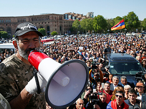 Протестующие в Армении избили полицейских