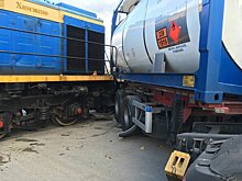 Тепловоз столкнулся с наполненной химией автоцистерной на Игумновском шоссе