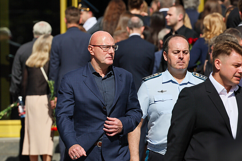 Вице-премьер РФ Дмитрий Чернышенко (слева) на церемонии прощания с бывшим министром транспорта Романом Старовойтом в ЦКБ, Москва, 10 июля 2025 года