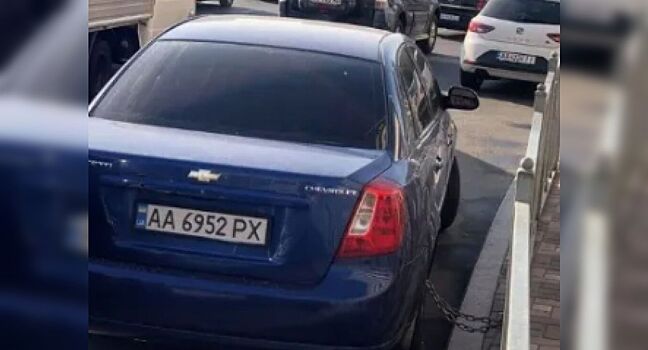 Водитель Сhevrolet приковал к забору свой автомобиль в Киеве