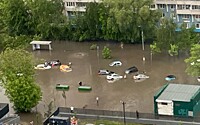Ушедшие под воду авто на улицах Москвы попали на видео
