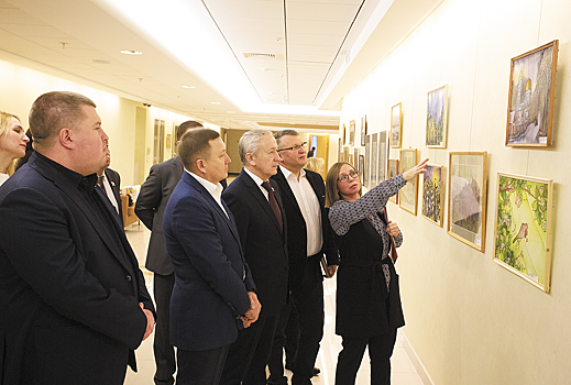 В свердловском Заксобрании открылась выставка картин юных художников из Кушвы