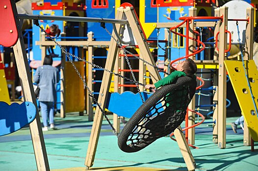 Более 800 детских площадок заменили в Подмосковье с начала года