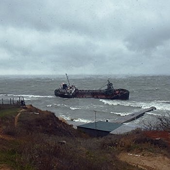 В Одессе начали поднимать со дна затонувший танкер «Делфи»