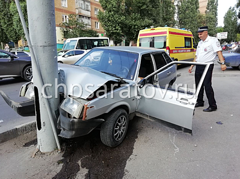 В Кировском районе мужчина за рулём получил ожоги ног и врезался в столб