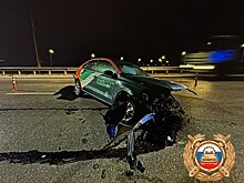 Ночью в Ростове каршеринговый автомобиль врезался в отбойный брус