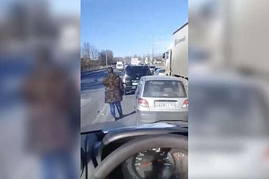 Baza: в Новошахтинске перекрыли дороги из-за мужчины с пулеметом