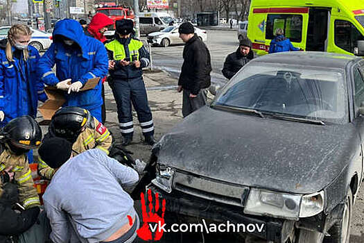 В Челябинске машина врезалась в остановку, пострадали мать с ребенком