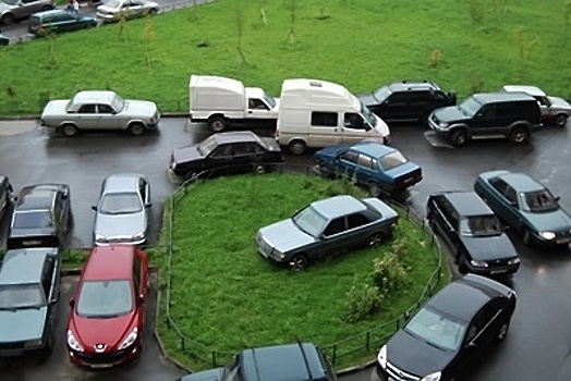 Госадмтехнадзор Подмосковья выписал штрафы на 368 тыс руб за парковки на газонах за неделю